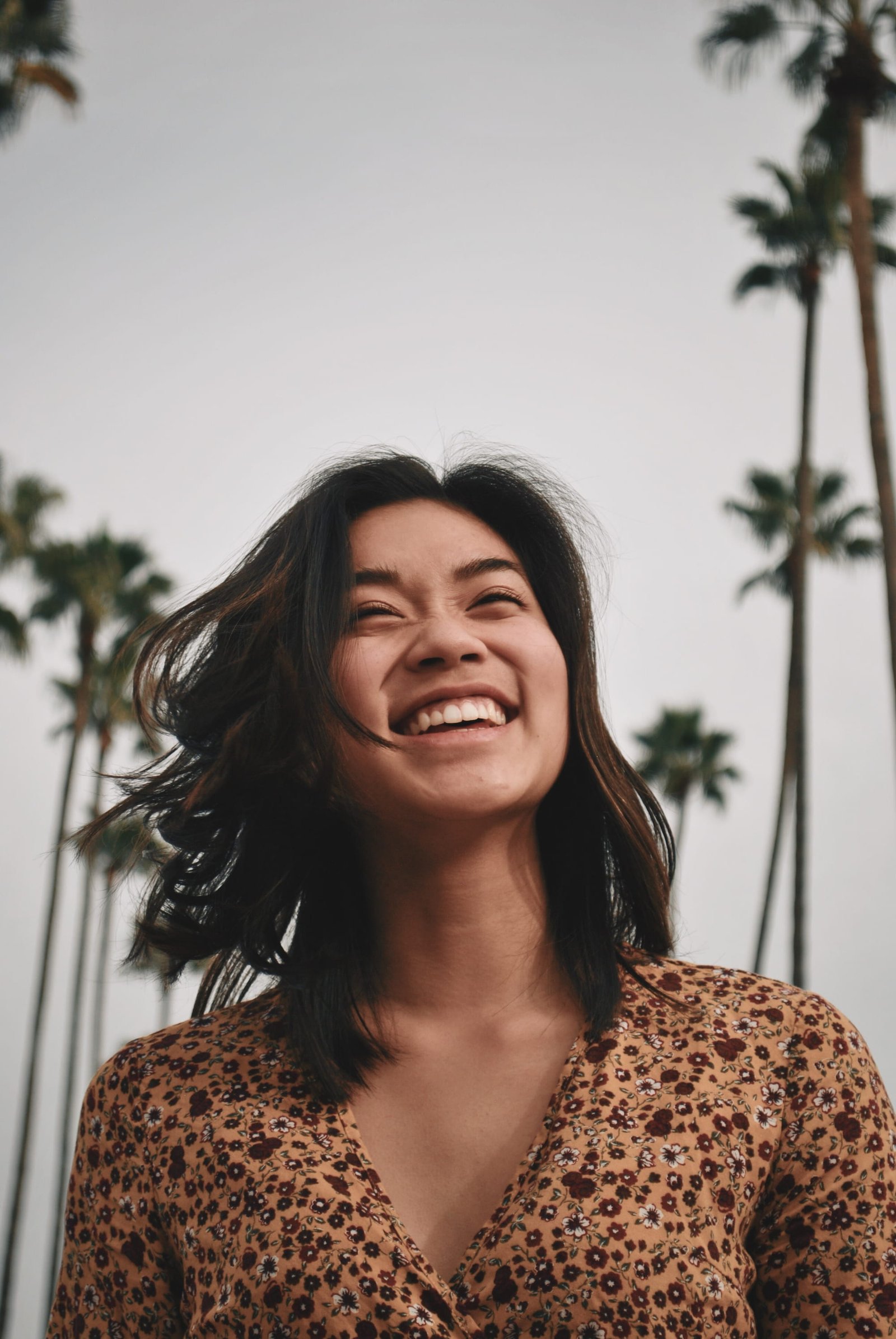 ragazza che sorride con bei denti: cover dell'articolo sull'igiene orale professionale, blog del dentista Dott. Pierluca Vivaldini